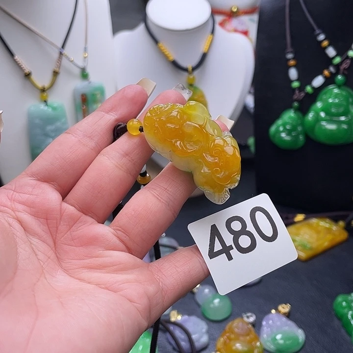 翡翠未镶嵌吊坠(赠链)