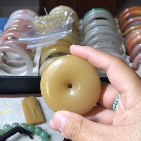 石英质玉未镶嵌颈饰