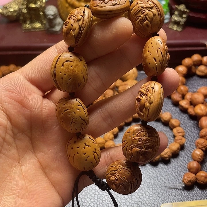大桃核雕刻瑕疵财神头