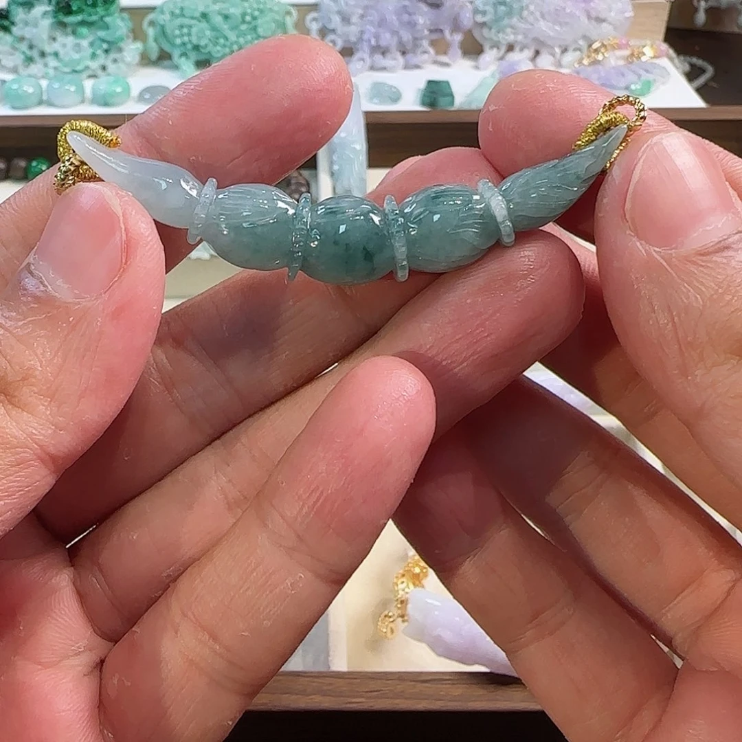 翡翠未镶嵌颈饰藕节