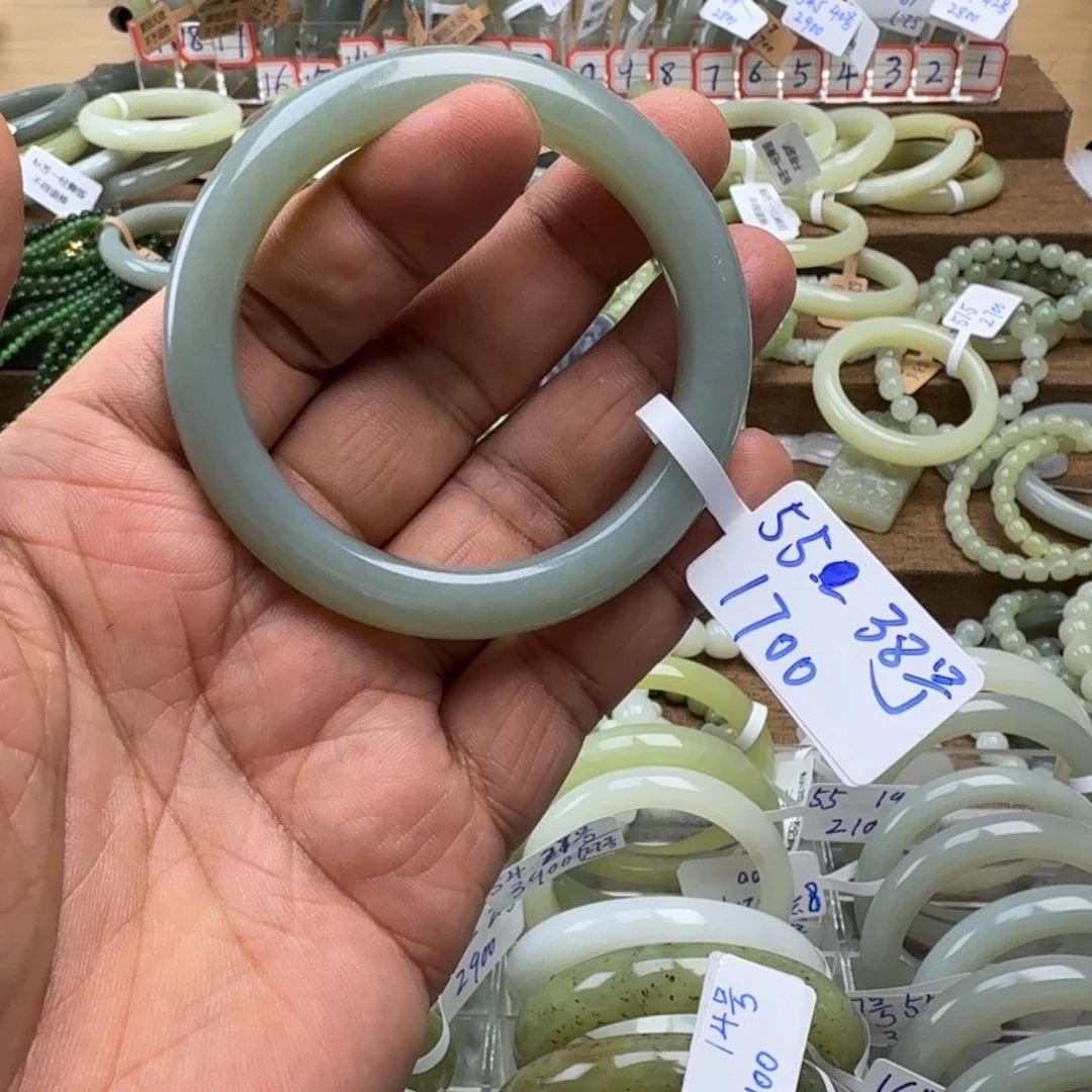 和田玉未镶嵌手镯