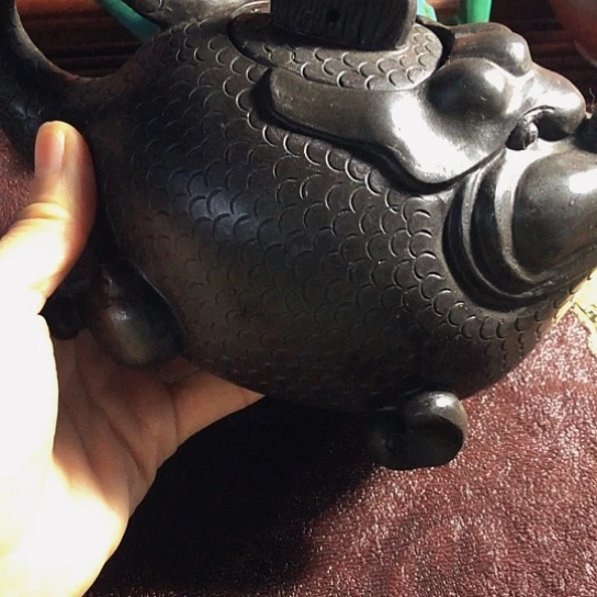 紫砂茶壶原矿泥料手工制作的紫砂壶。
