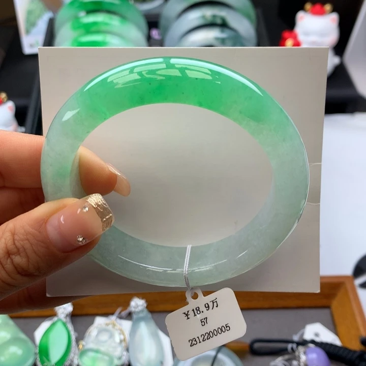 翡翠手镯未镶嵌正圈