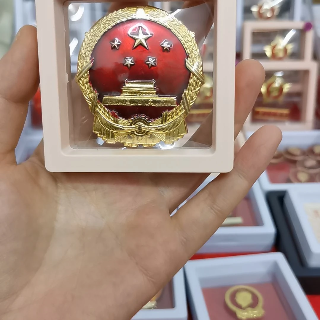 其他普通金属8**代红色收藏纪念章1枚