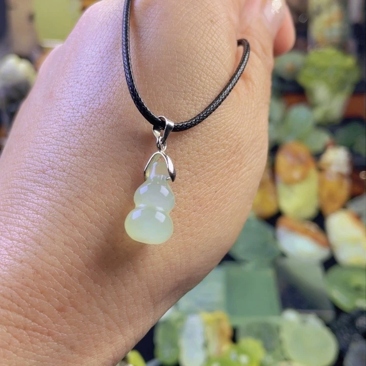 蛇纹石玉颈饰合金