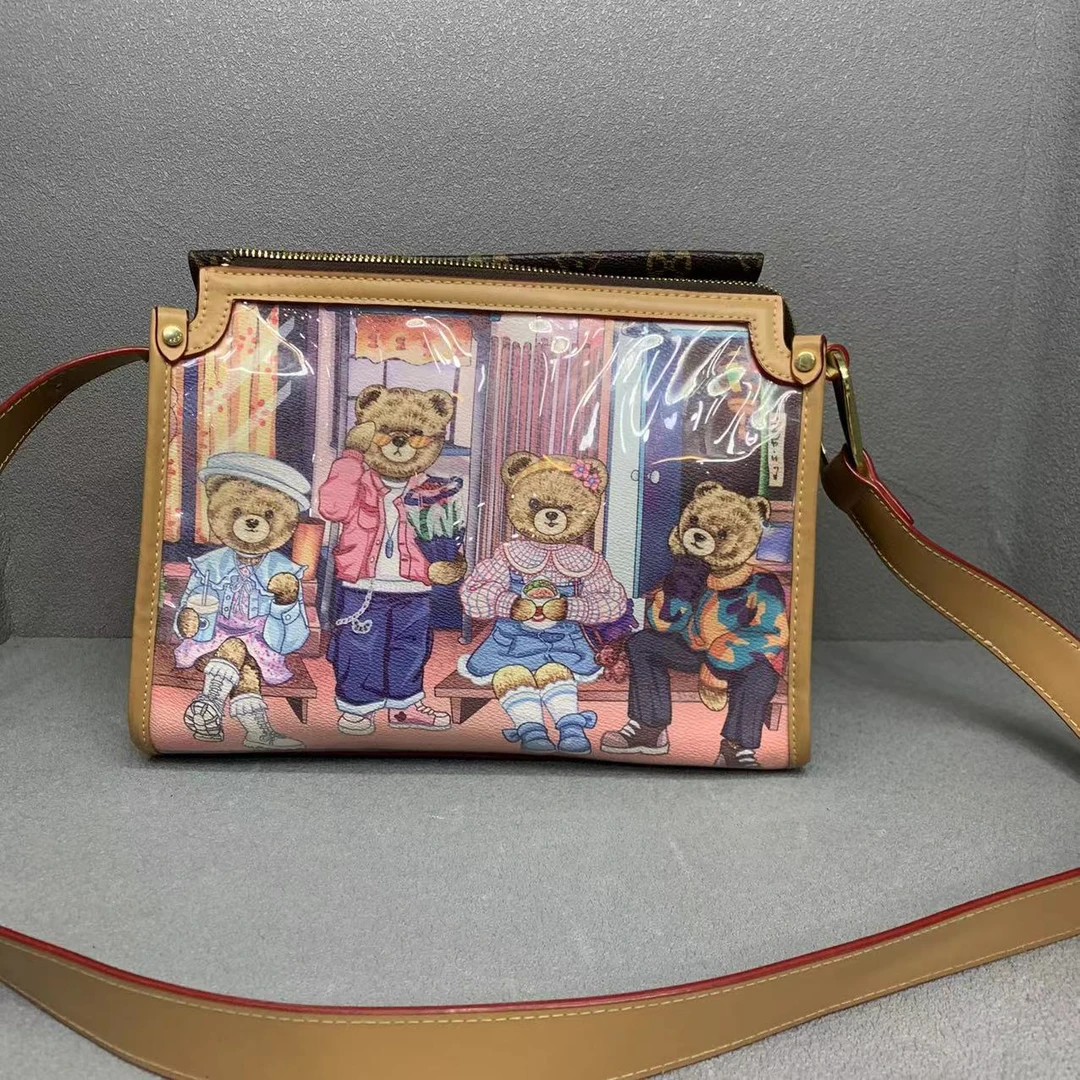 DICK BEAR/迪克熊9346新款时尚大号宽带斜挎彩印熊方包