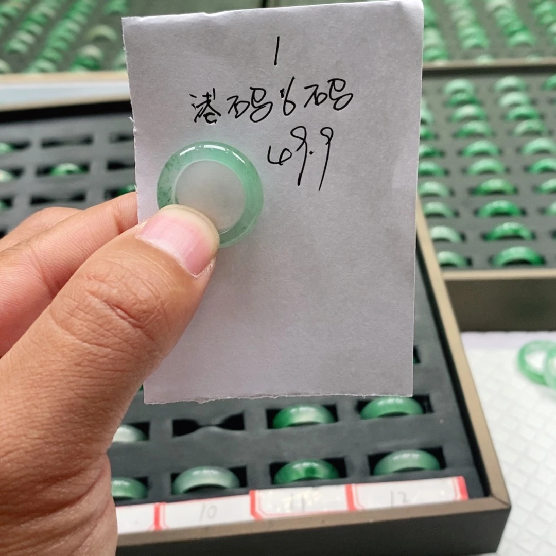 未镶嵌戒圈石英质玉（非洲翠）人***.