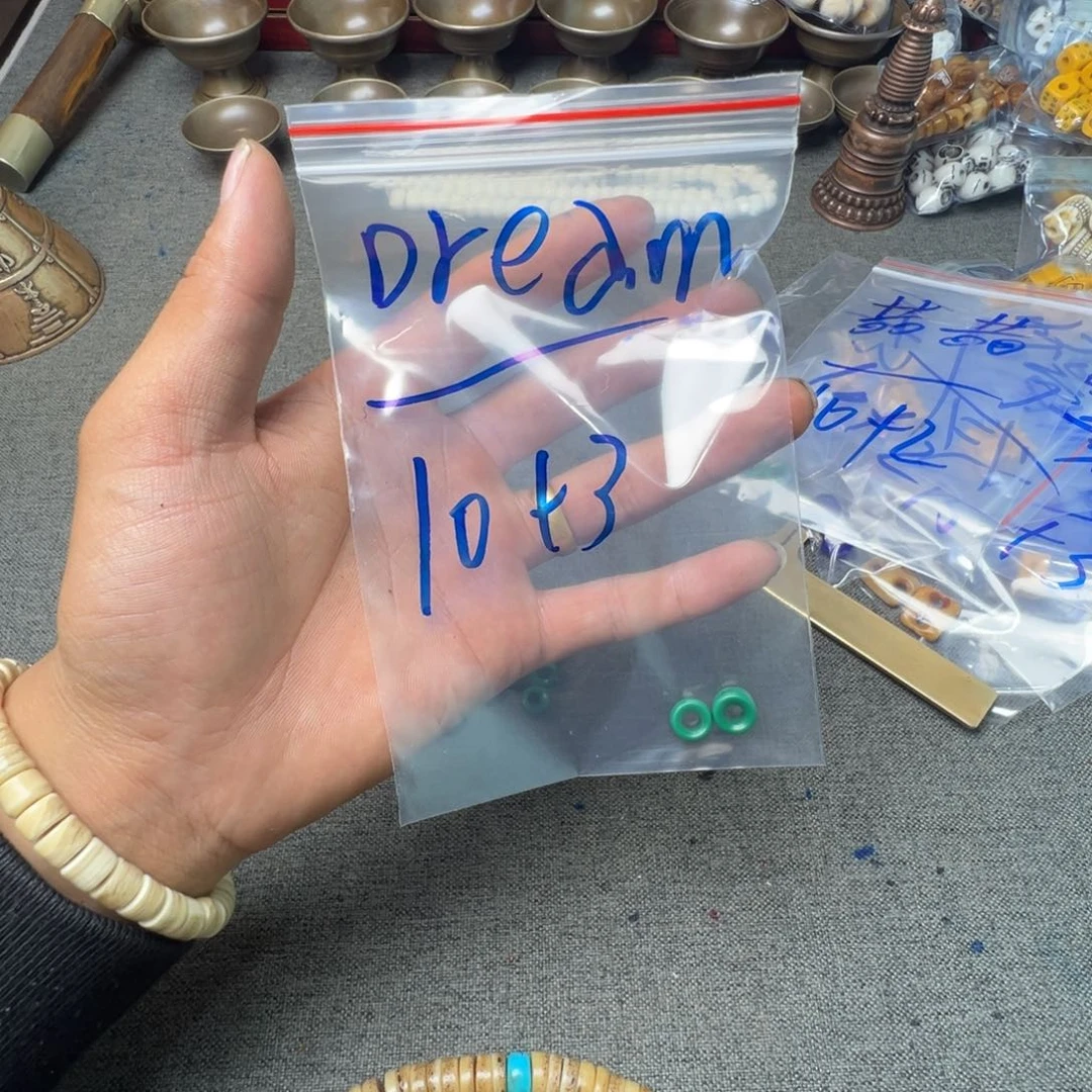 D****?珠子的颜色是蓝色和