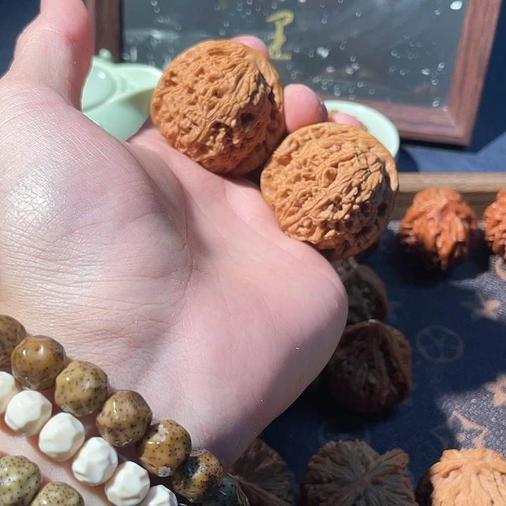 文玩核桃吊坠水龙纹