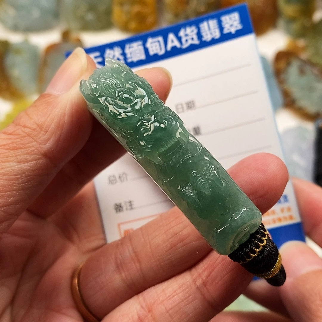 翡翠未镶嵌颈饰龙手牌