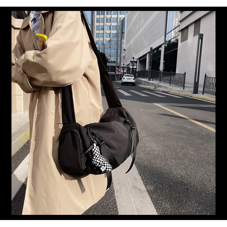 2025单肩包潮牌日系时尚男女同款背包大容量旅行斜挎包