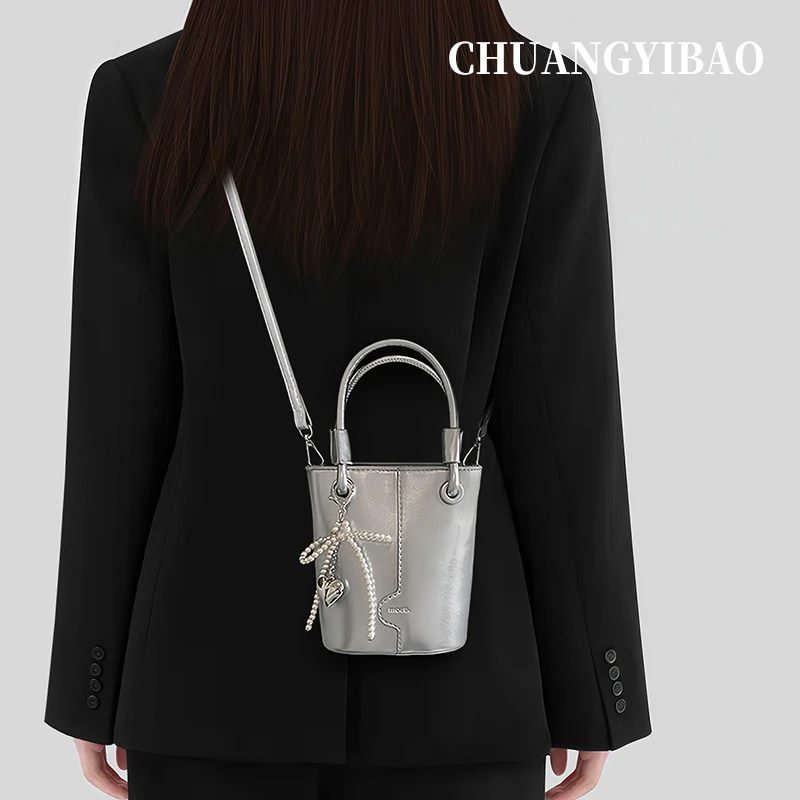 超火银色水桶手机包包女2025新款爆款轻奢小众高级感百搭斜挎小包