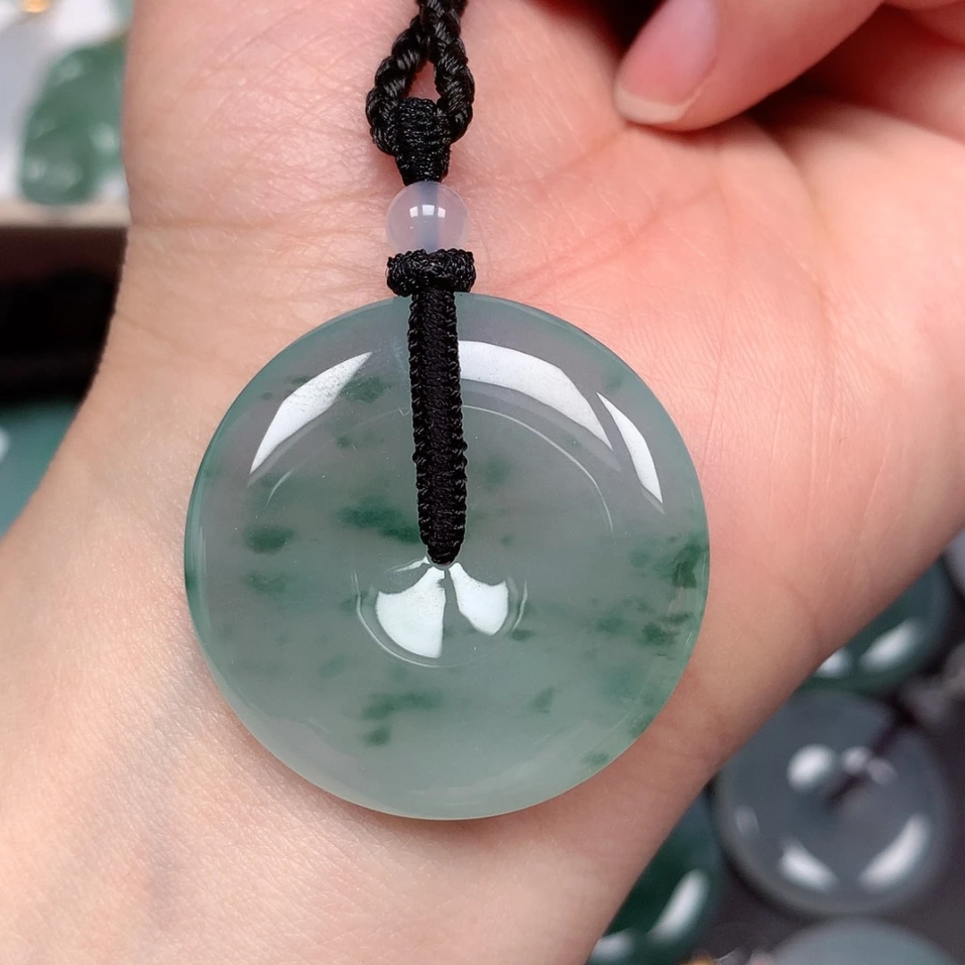 翡翠颈饰未镶嵌平安扣