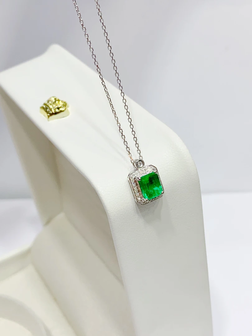 18K金镶嵌天然祖母绿项链