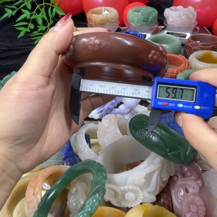 石英质玉手镯未镶嵌脑***泡