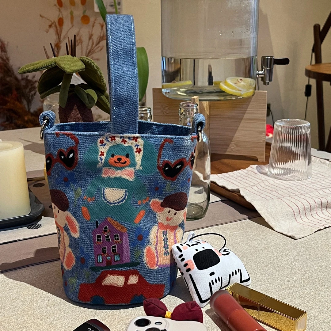 弘娜x耳 插画合作款可露丽涂鸦牛仔水桶手机包 百搭斜跨单肩帆布
