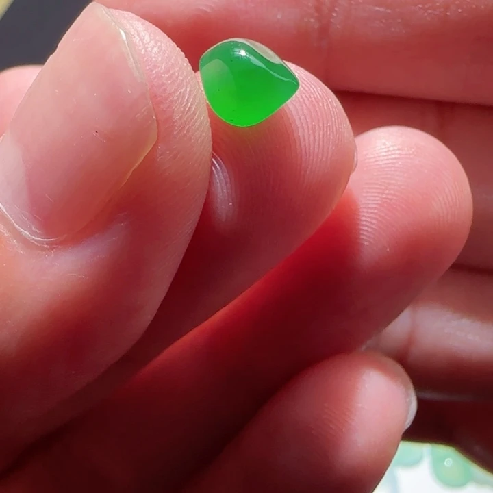 定制翡翠未镶嵌天然翡翠绿随行