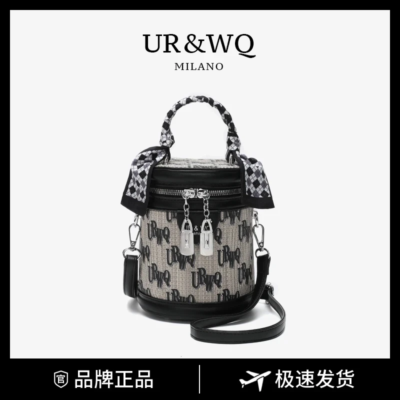 BT秋冬新款7012黑色印花（长22高21厚12）笔筒包时尚百搭手提