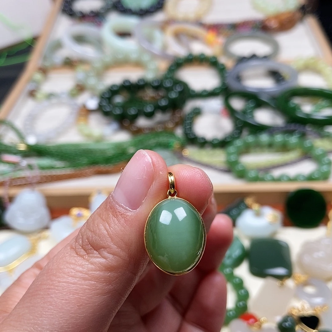 和田玉18K金镶嵌吊坠代****们