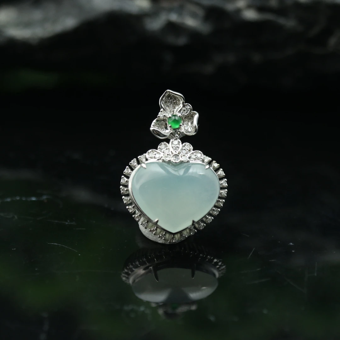 18天然缅甸翡翠A货18k心形吊坠/100166/上海嘉禾拍卖