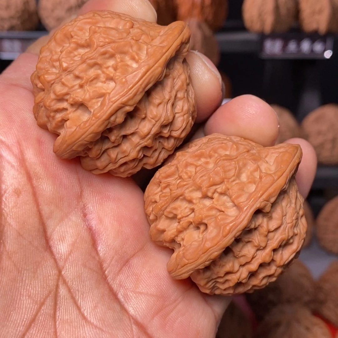 把件文玩核桃红皮白霜全品山地红狮子