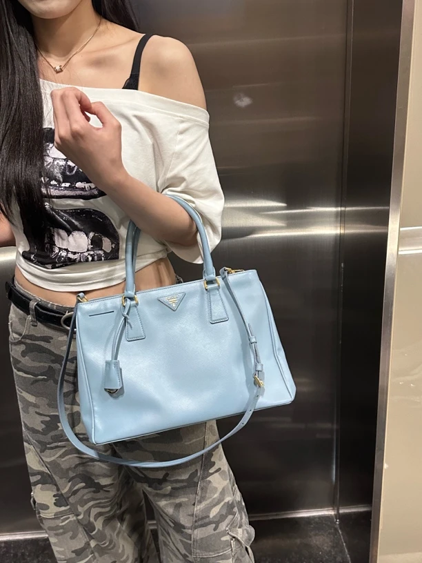 95新 Prada/普拉达 天蓝色拼白色中号杀手包斜挎手提包