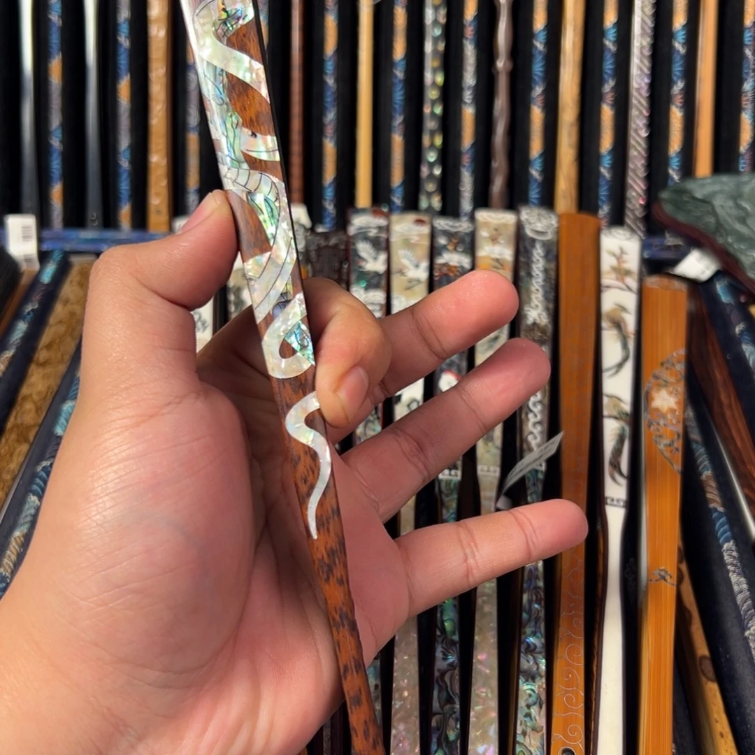 半***看扇子扇子的设计非常精致