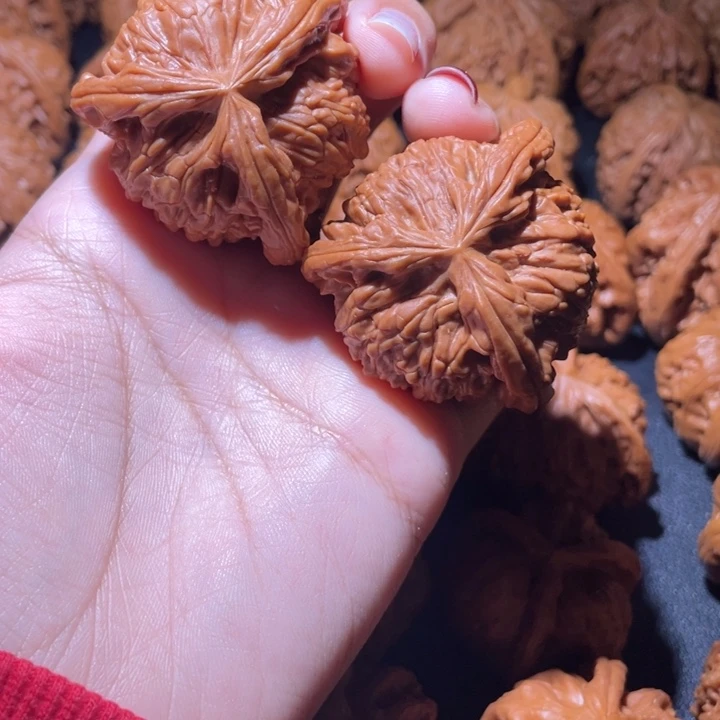 荣***垫桃核吊坠小妹三棱