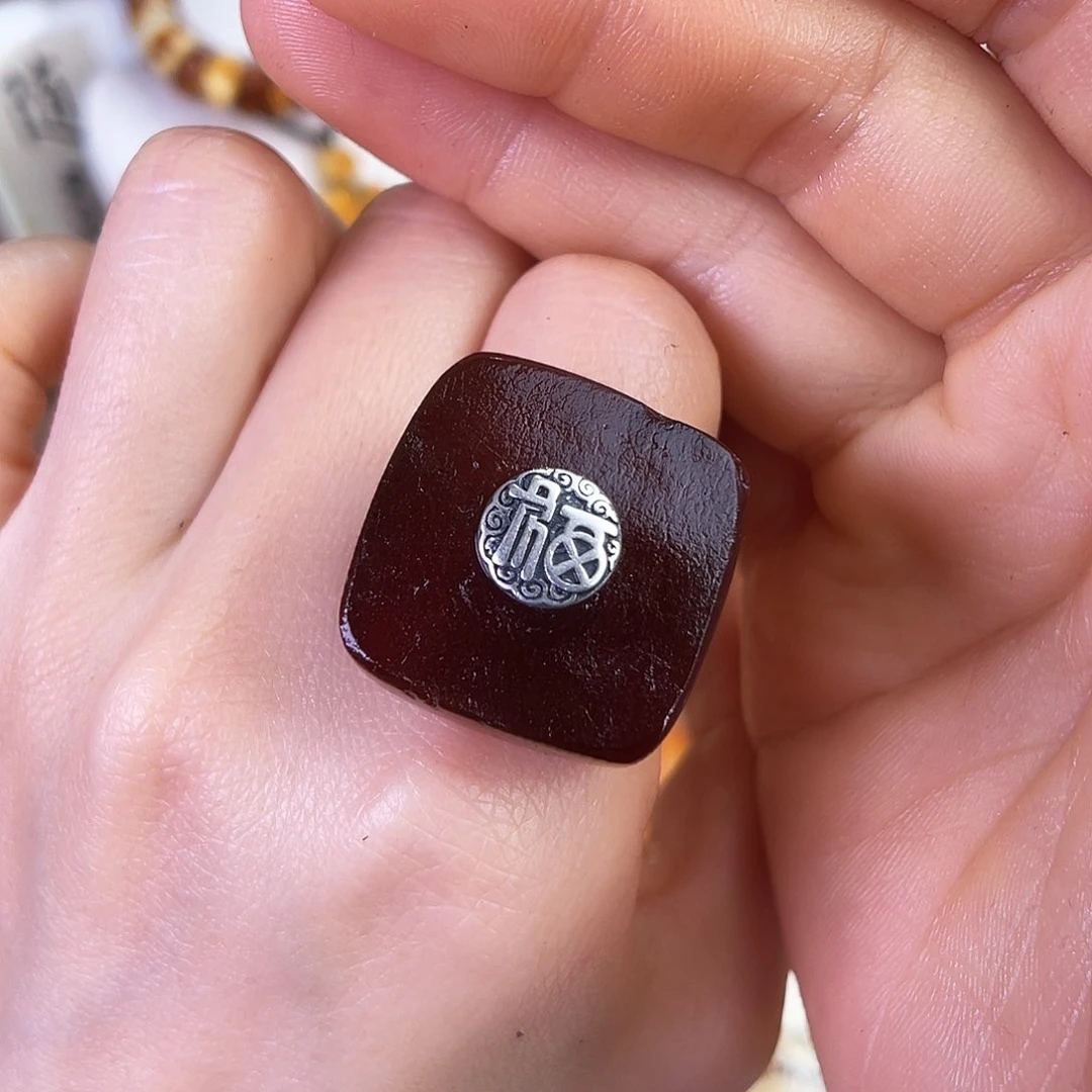 琥珀珠宝奇石未镶嵌。