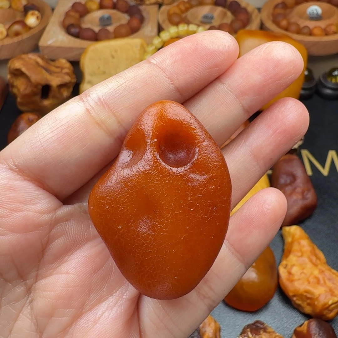 未镶嵌颈饰琥珀全皮原石