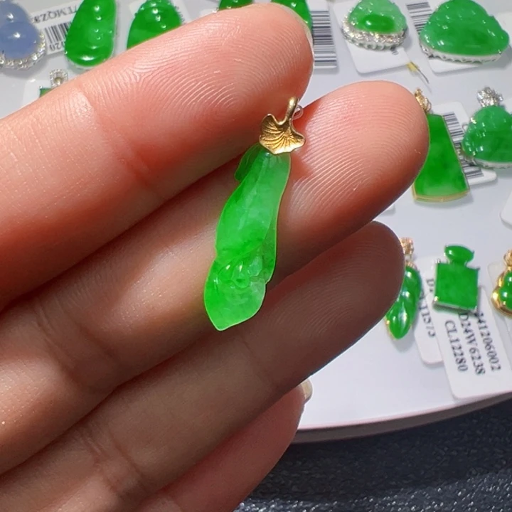 18K金镶嵌挂件翡翠