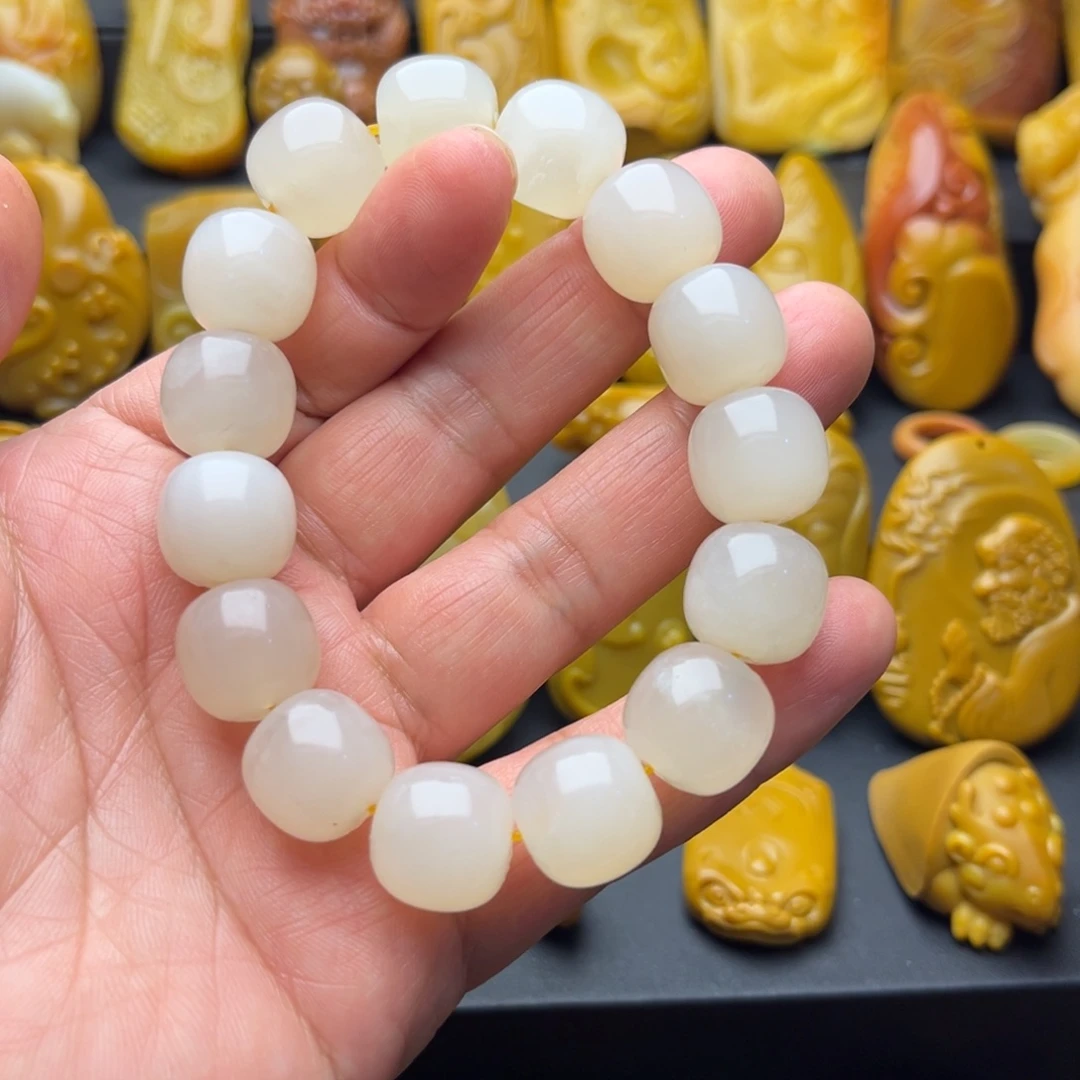 邢***司石英质玉未镶嵌颈饰