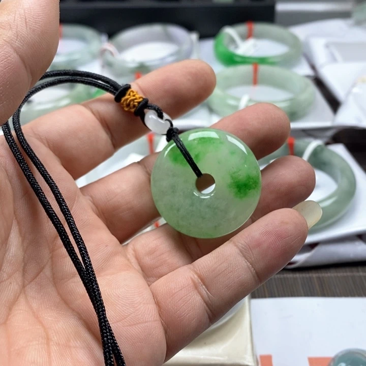 翡翠未镶嵌颈饰挂件