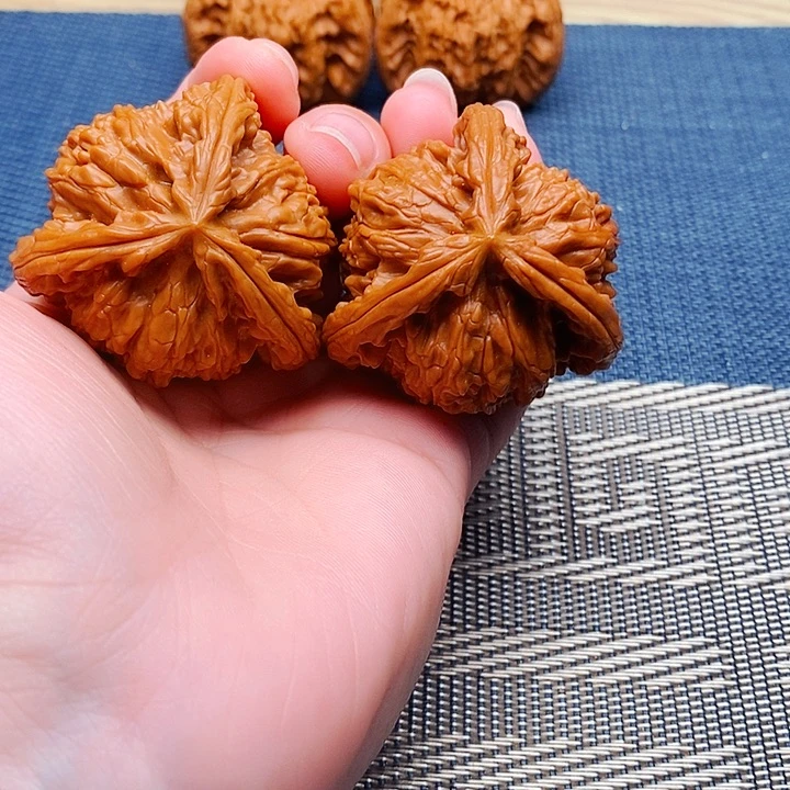 小***。文玩核桃吊坠三棱