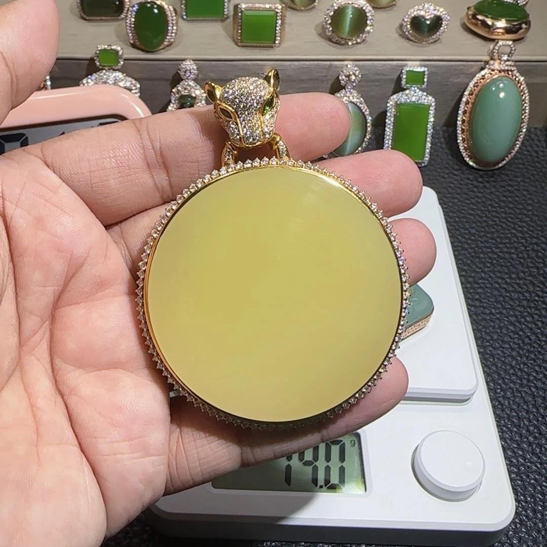 18K金镶嵌和田玉挂件一***罗