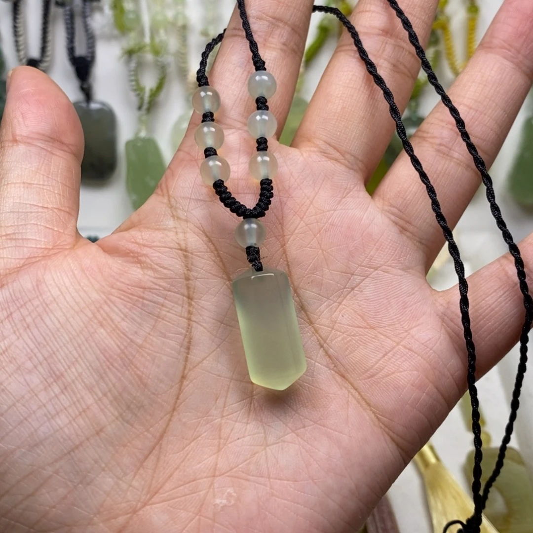 蛇纹石玉未镶嵌颈饰