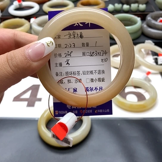 石英质玉手镯未镶嵌一****?