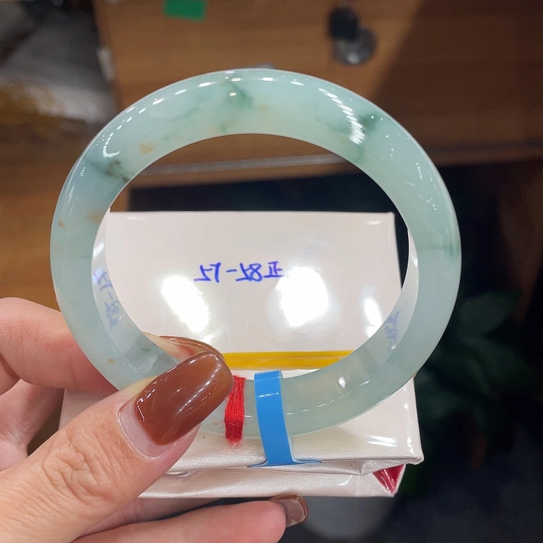 翡翠手镯未镶嵌天然翡翠