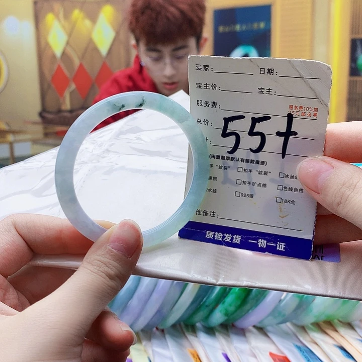 翡翠未镶嵌手镯900……