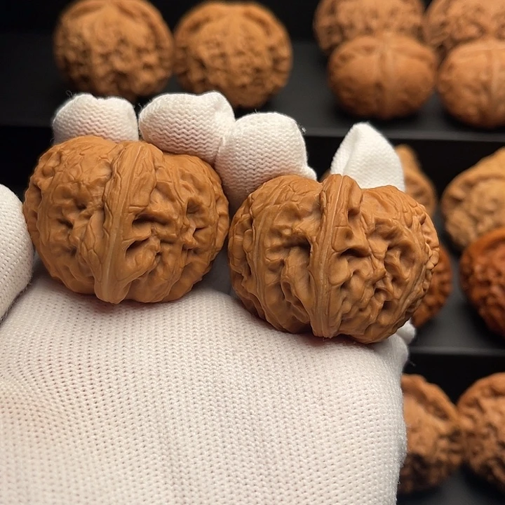 顾****文玩核桃把件42元宝