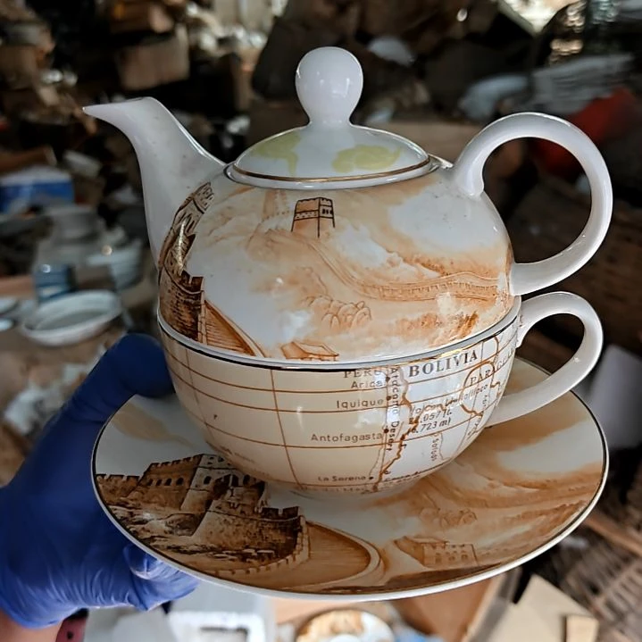 瓷片盘子碗茶壶啥都有