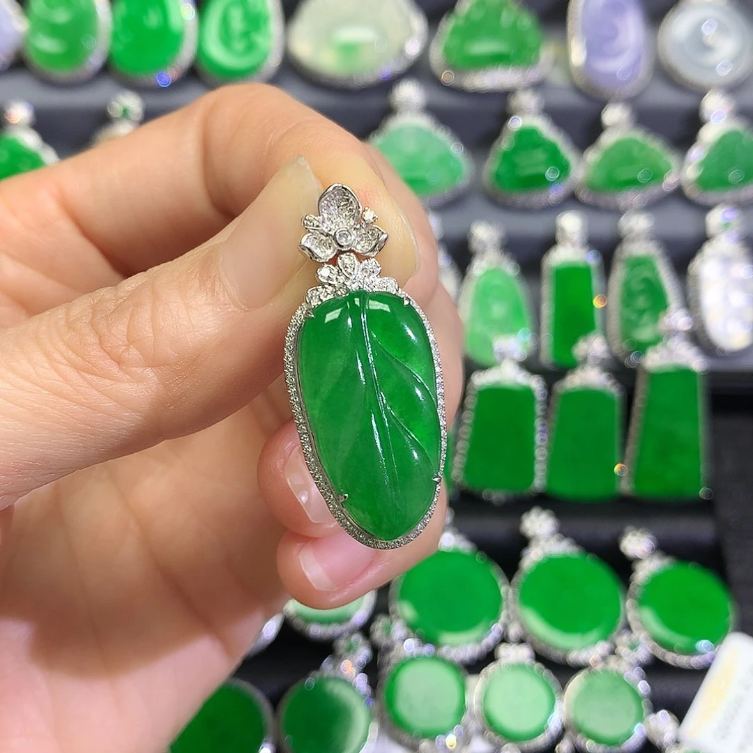 翡翠18K金镶嵌颈饰吊坠