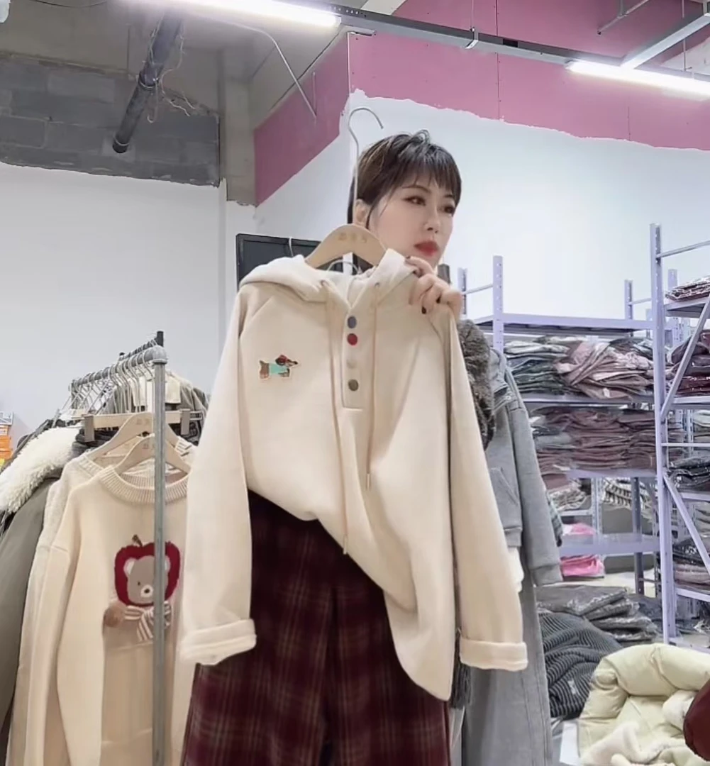 中大童女童卫衣2024年冬季时尚韩版套头一体绒彩色扣子卫衣年款