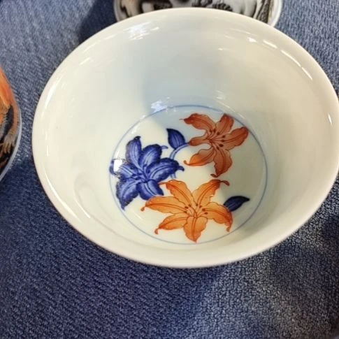 青花百合泛红壶承