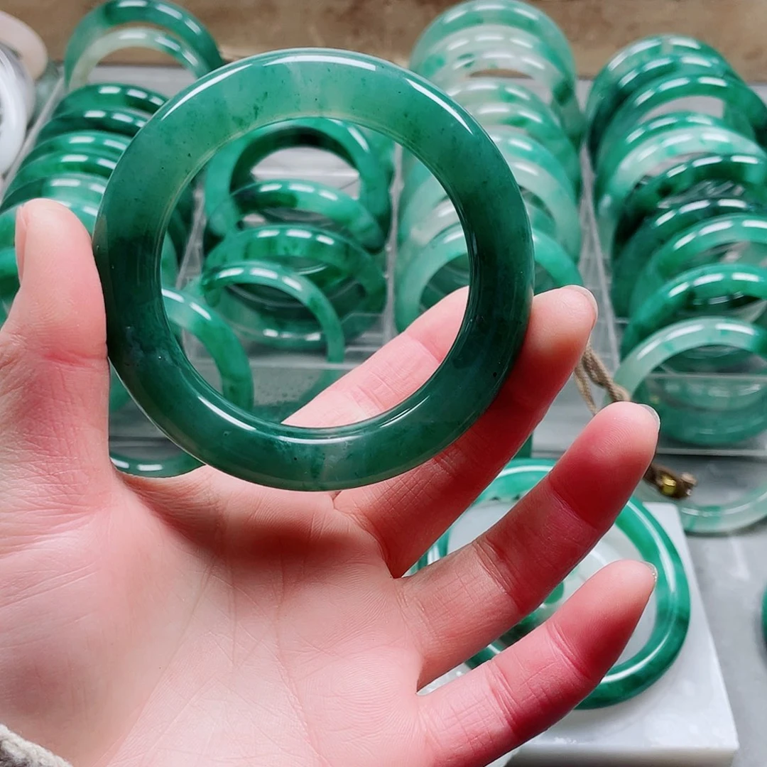 石英质玉手镯未镶嵌秋**人