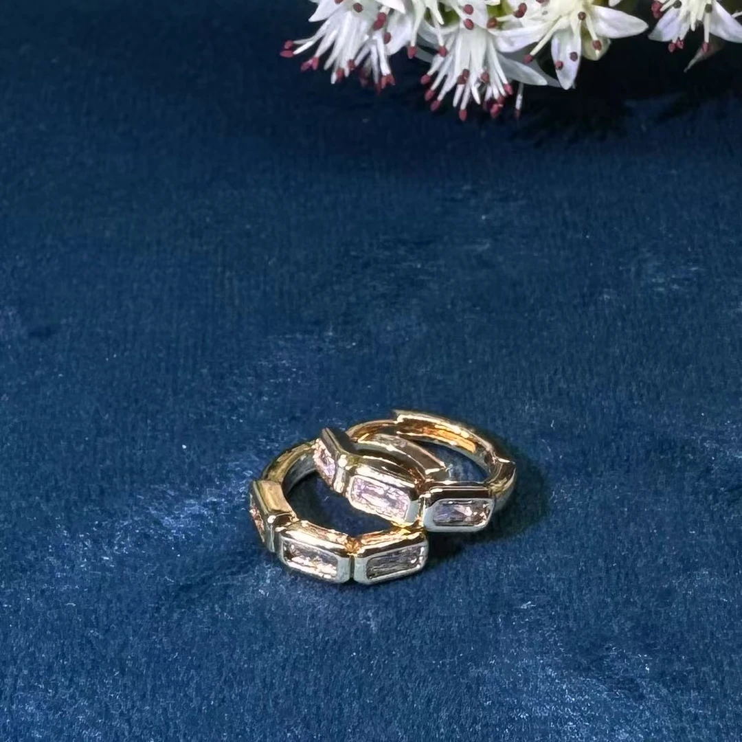 《千年甄选》中.缅D1-22长方玫瑰金耳扣