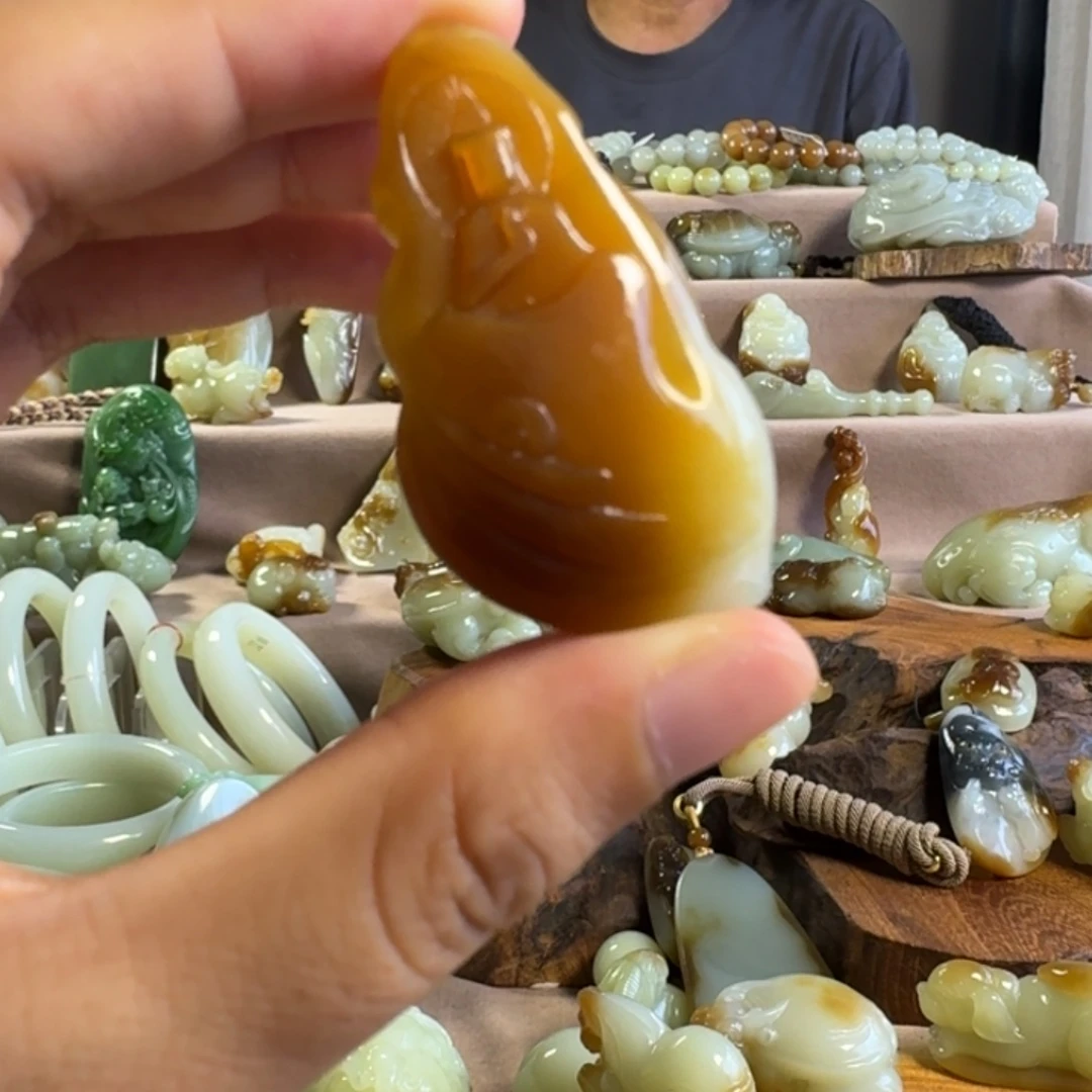 颈饰未镶嵌和田玉（糖玉）