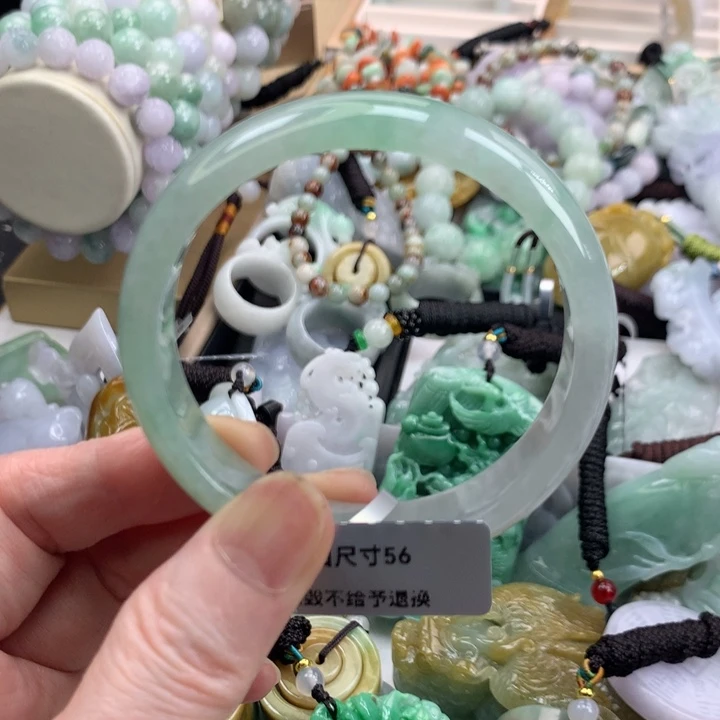 翡翠手镯未镶嵌吊坠