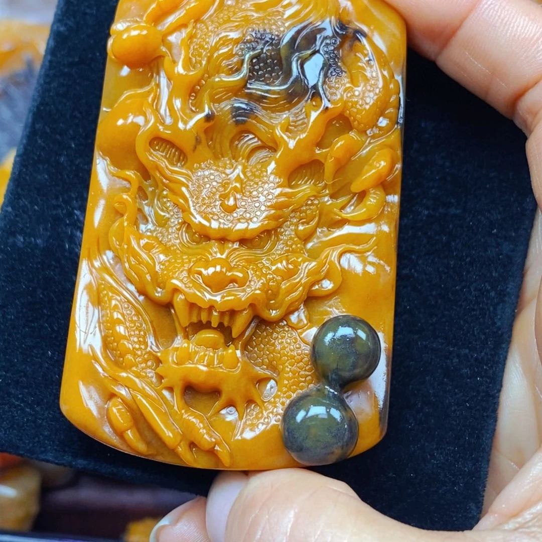未镶嵌石英质玉（黄龙玉）颈饰