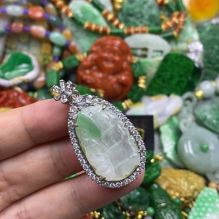 翡翠未镶嵌吊坠(赠链)